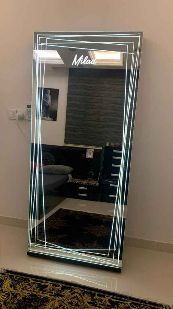 مرآة حائط لمتجر الألبسة 