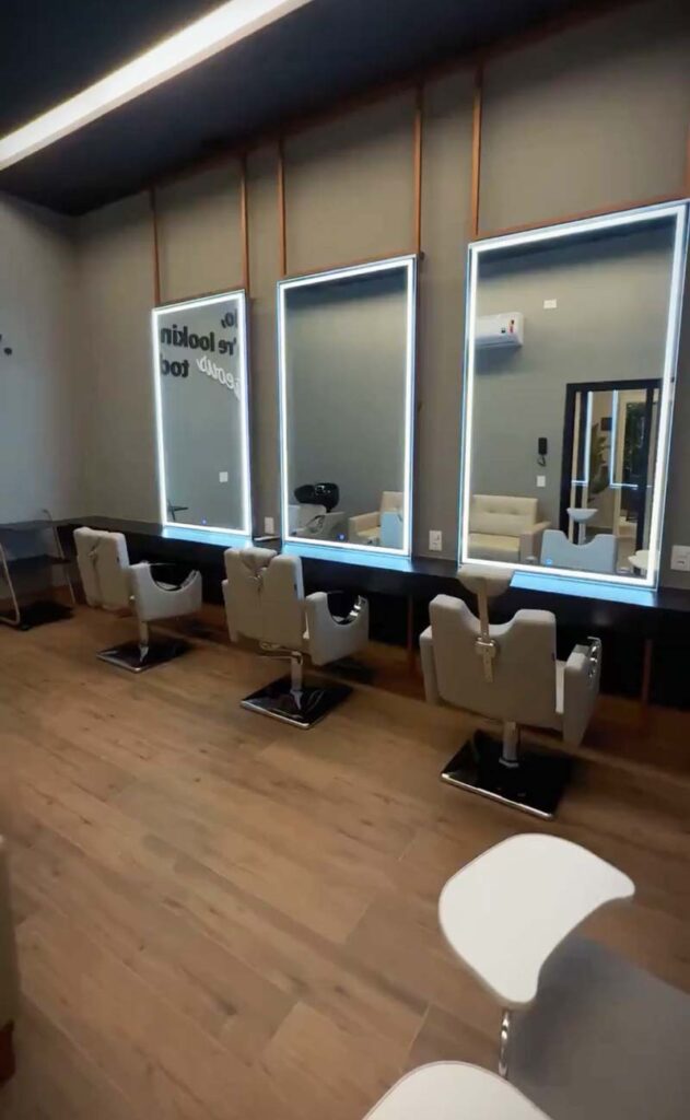 آینه هوشمند آرایشگاه