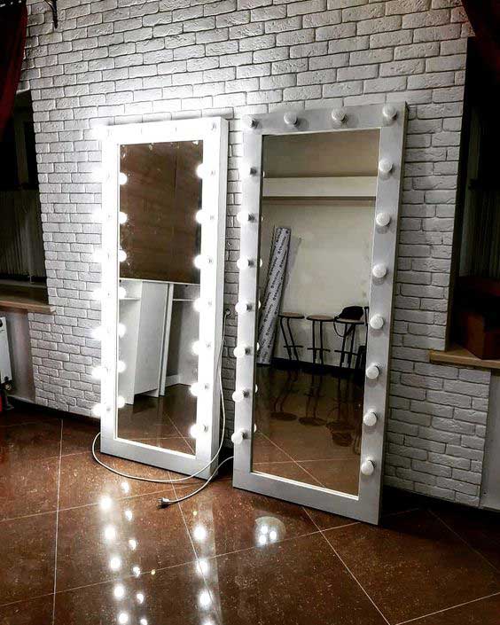 آینه چراغ‌دار دیواری