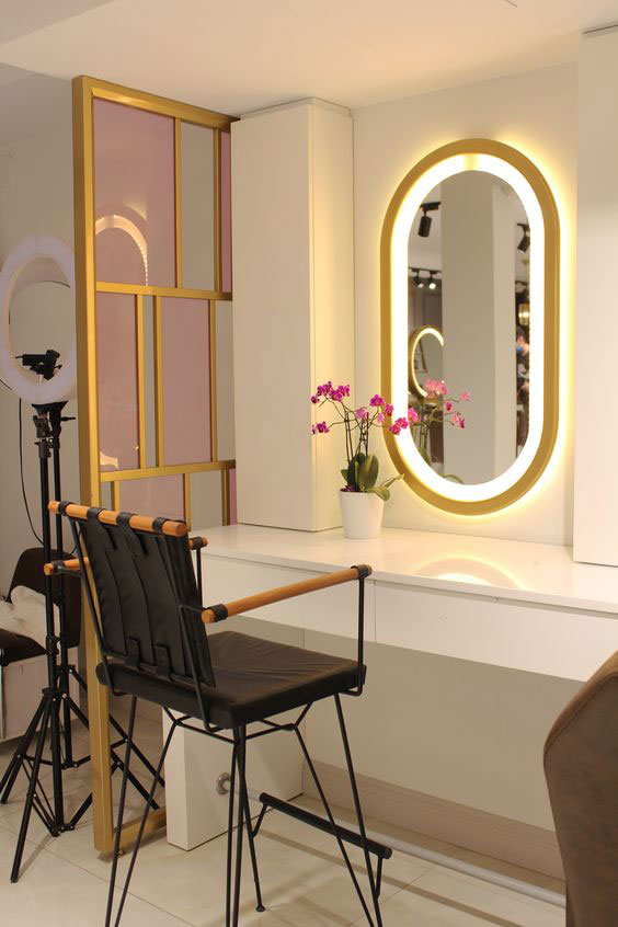 آینه مدرن سالن آرایش