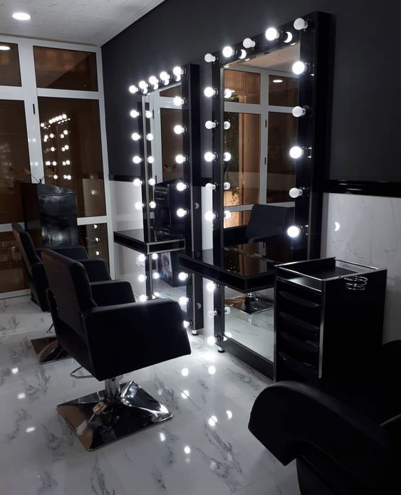 آینه مدرن آرایشگاه مردانه
