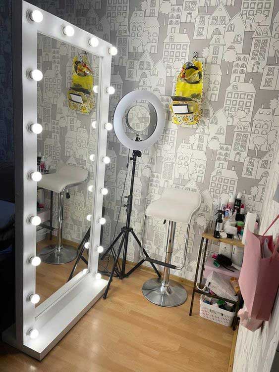 آینه چراغ‌دار برای آرایشگاه 