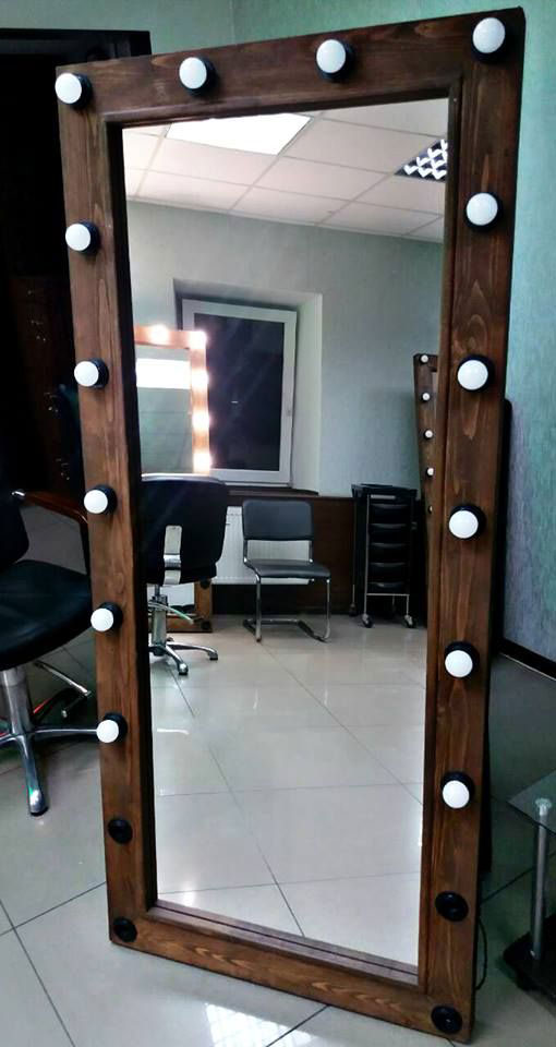 آینه آرایش با قاب رنگی