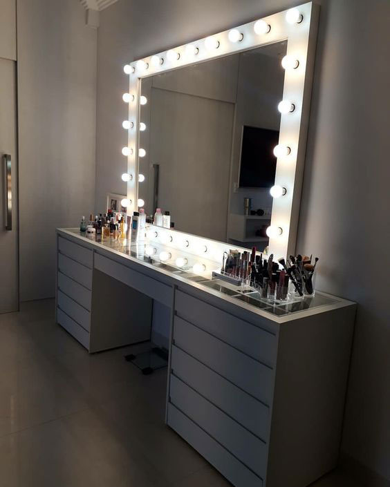 آینه چراغ‌دار مخصوص سالن آرایش