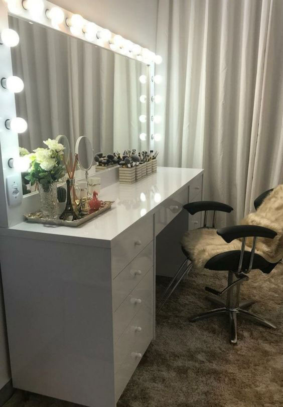 آینه چراغ‌دار مخصوص سالن آرایش