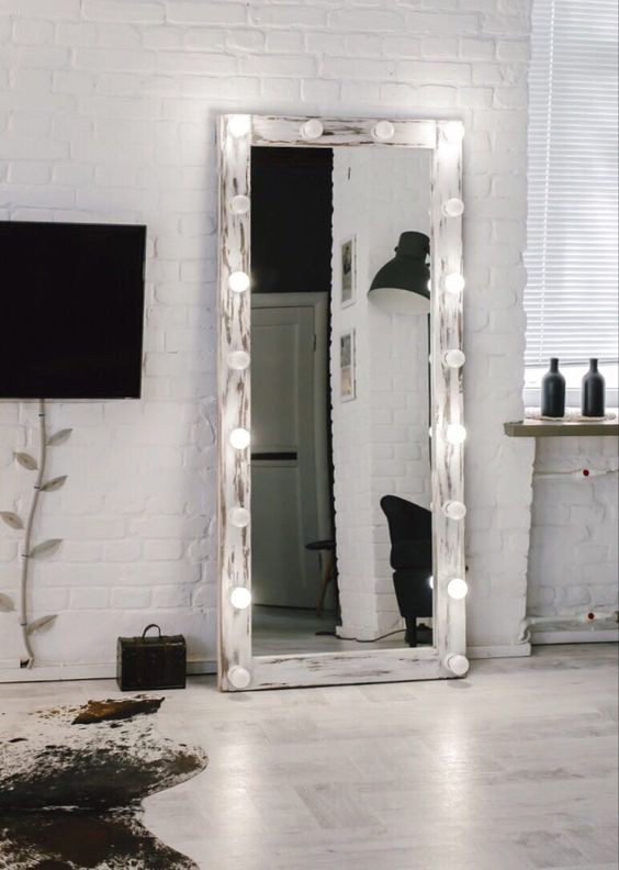 مرآة طويلة بمصابيح بيضاء