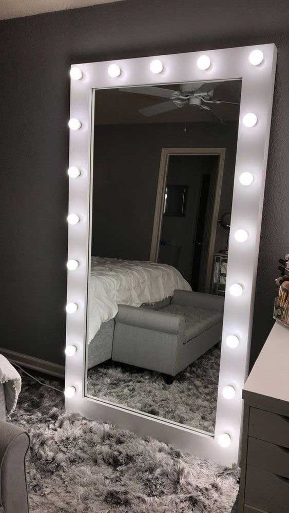 مرآة طويلة بمصابيح بيضاء