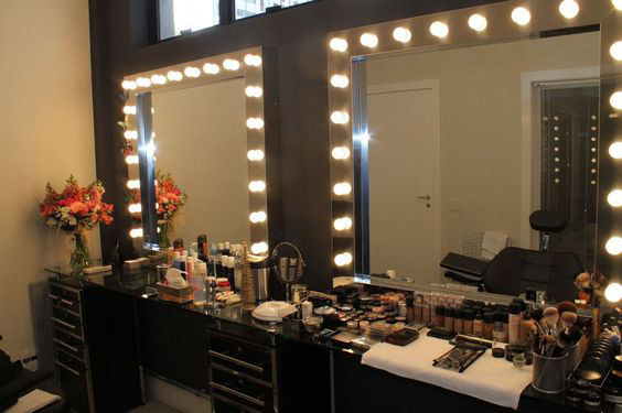 آینه لامپی برای آرایشگاه