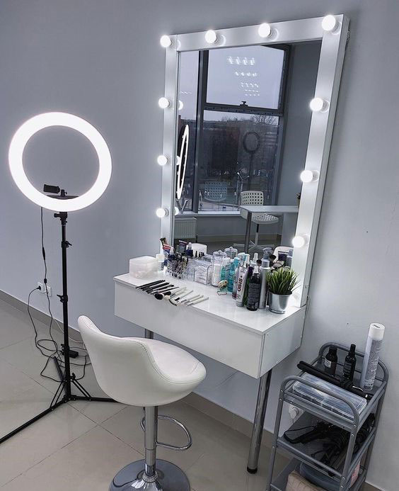 آینه لامپی برای آرایشگاه