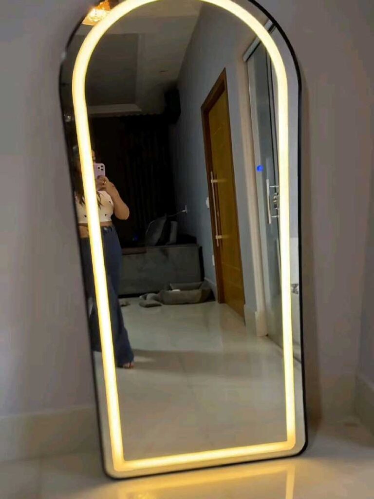 آینه قدی با قاب مشکی