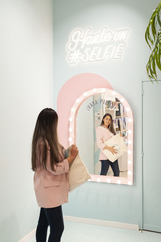 آینه برای فروشگاه لباس