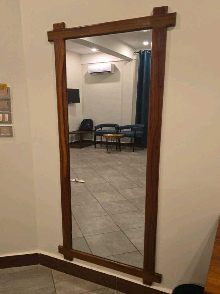 آینه ایستاده چوبی