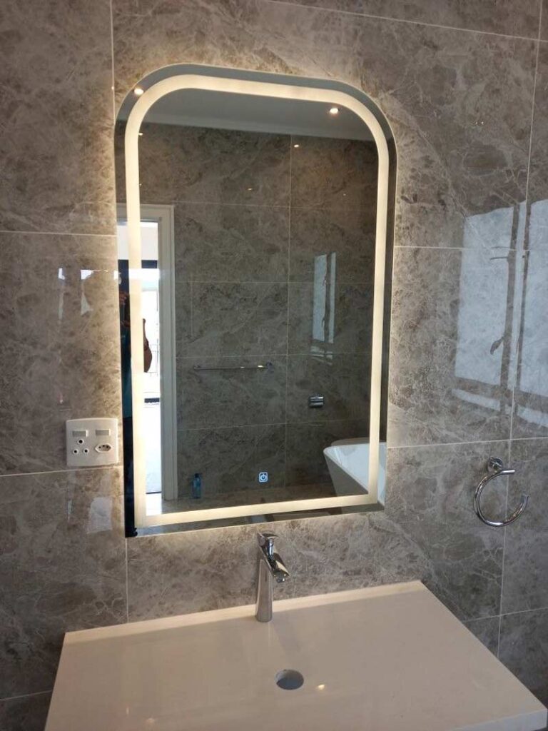 آینه چراغدار لمسی